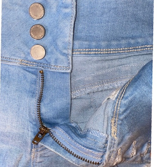 YMI - Light Wash Denim Shorts - Size 5/27 - Picture 4 of 5